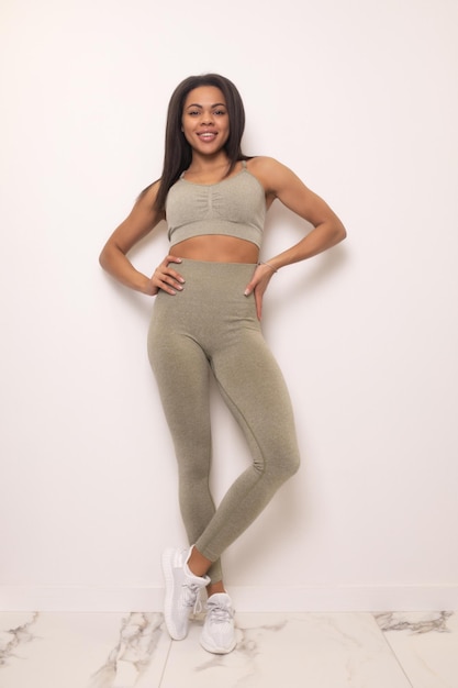 Attraente donna afroamericana nera in leggings e completo fitness