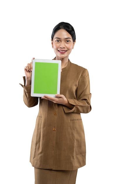 Attraente donna che indossa l'uniforme cachi sorridente che mostra il suo schermo del tablet