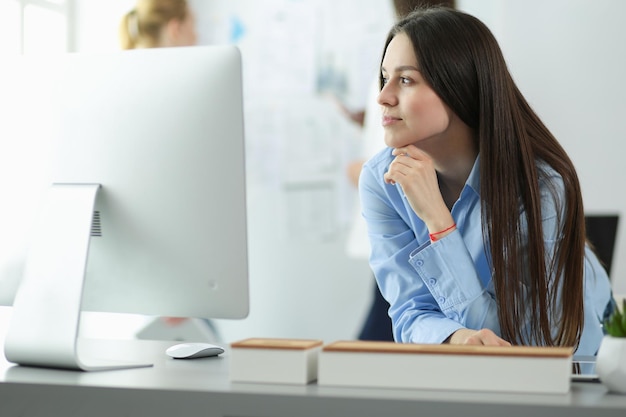 Attraente donna d'affari che lavora al computer portatile in ufficio Uomini d'affari