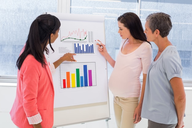 Attraente donna d&#39;affari facendo una presentazione al lavoro