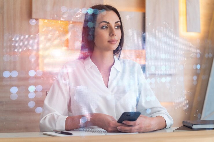 Attraente donna d'affari in camicia bianca che utilizza lo smartphone per controllare i nuovi candidati per la consulenza aziendale internazionale Icone dei social media delle risorse umane su sfondo di un ufficio moderno