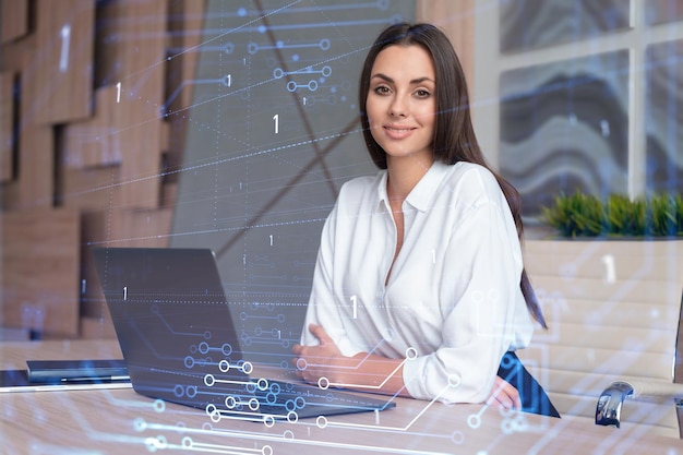 Attraente donna d'affari in camicia bianca sul posto di lavoro che lavora con il laptop per ottimizzare lo sviluppo implicando nuove tecnologie nel processo aziendale Ologramma Hi tech su sfondo ufficio