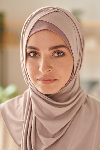 Attraente donna musulmana in hijab