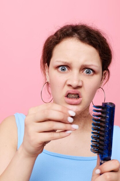 Attraente donna schizzinosa espressione facciale pettinare i capelli Stile di vita inalterato