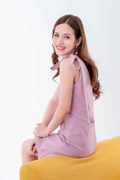 Attraente elegante donna asiatica capelli lunghi bel vestito sorriso con felicità e allegro studio fotografico sfondo bianco