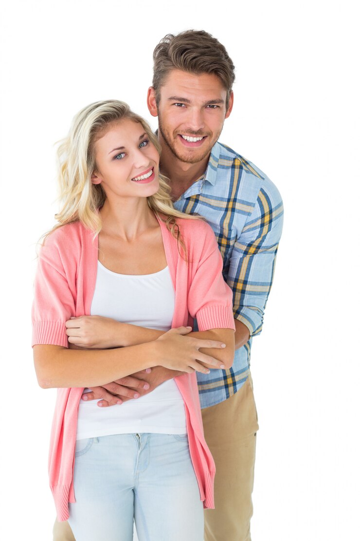 Foto attraente giovane coppia sorridente insieme