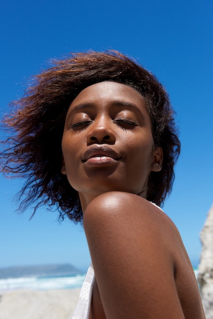 Attraente giovane donna africana in posa all&#39;aperto