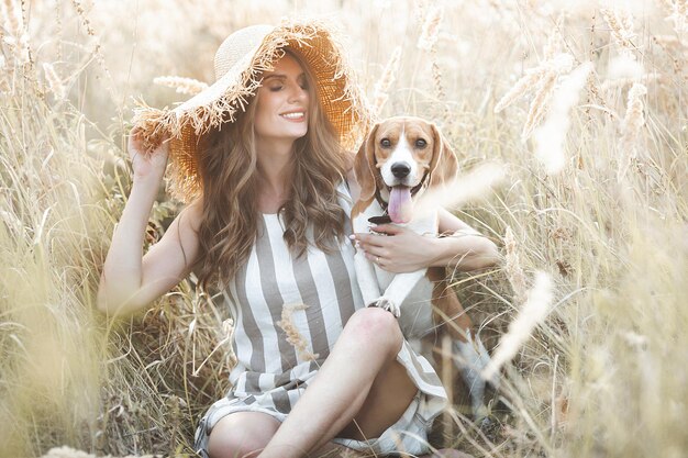 Attraente giovane donna all'aperto con il suo animale domestico Proprietario e cane insieme Amici per sempre Lady e beagle