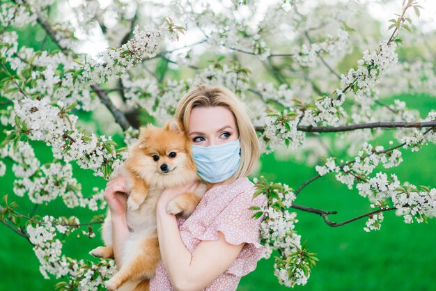 Attraente giovane donna con cane spitz fuori