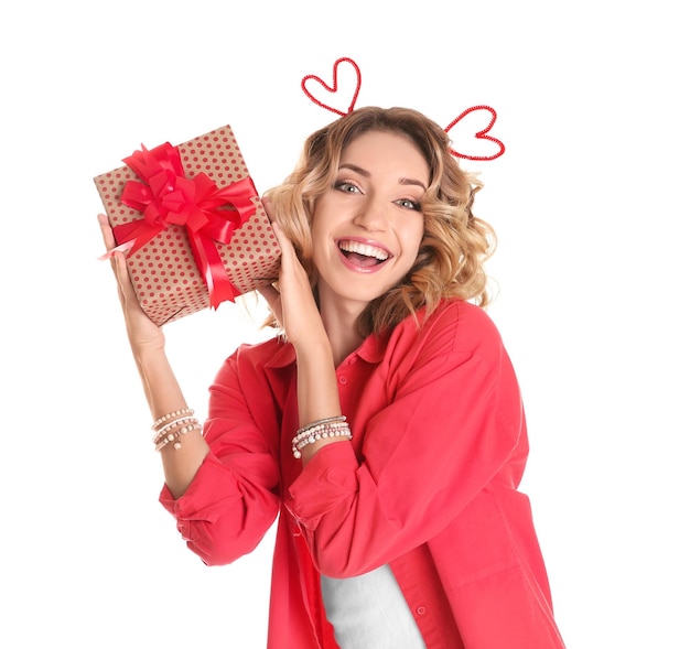 Attraente giovane donna con confezione regalo su sfondo bianco