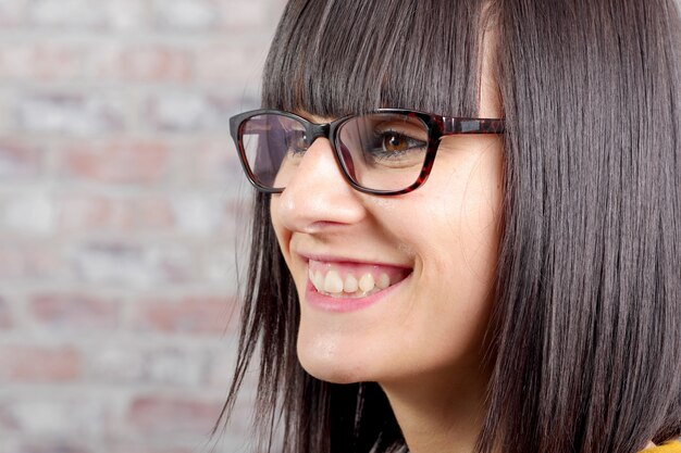 Attraente giovane donna con gli occhiali