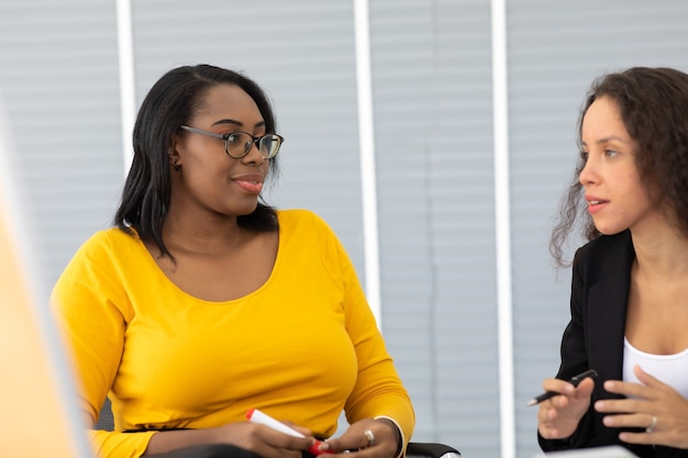 Attraente giovane donna d'affari afroamericana in piedi ritratto. Concetto di leadership aziendale aziendale