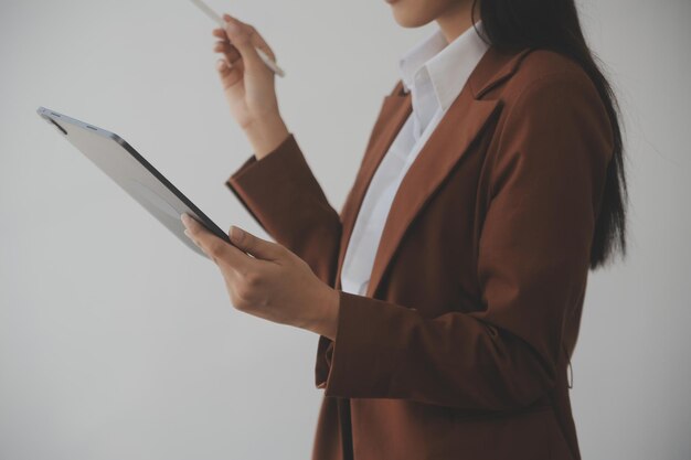 Attraente giovane donna d'affari asiatica sorridente lavora a casa ufficio Donna asiatica che lavora su computer portatile azienda tablet