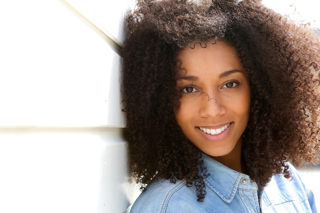 Attraente giovane donna di colore sorridente