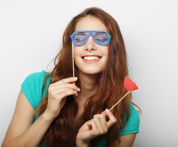 Attraente giovane donna giocosa con occhiali falsi