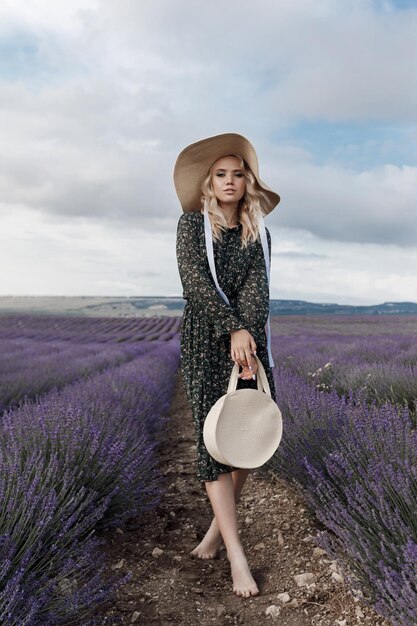 attraente giovane donna in abito e cappello in lavanda archiviato