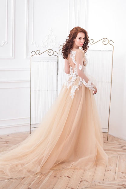 Attraente giovane donna in bel vestito. Elegante femmina in ball gound