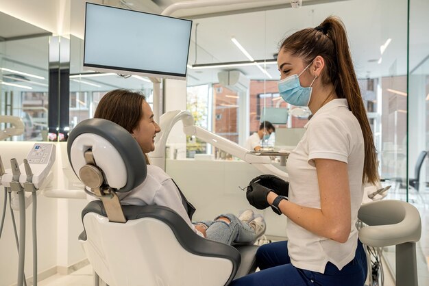 Attraente giovane donna sente mal di denti e visita un dentista femminile