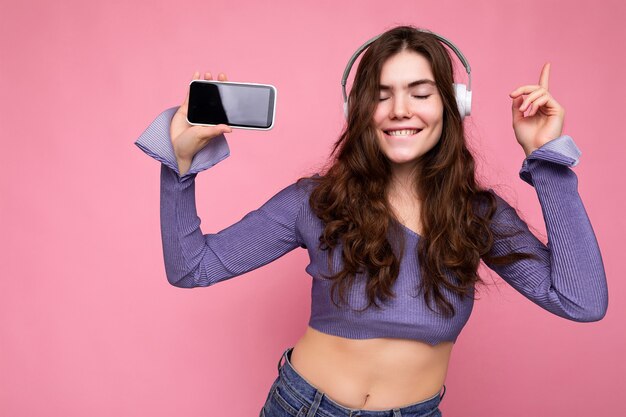 Attraente giovane donna sorridente positiva che indossa un abito casual elegante isolato su colorato