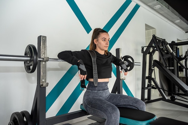 Attraente giovane donna sportiva con una bella figura sta facendo sport