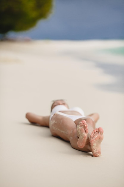 attraente giovane donna sulle Maldive spiaggia