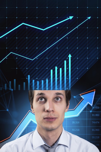 Attraente giovane imprenditore con metà della testa del grafico aziendale pensando al profitto e al reddito su sfondo blu con freccia in crescita Strategia aziendale e concetto di crescita