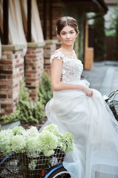 Attraente giovane sposa in posa all'esterno