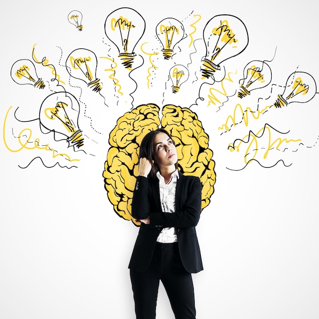 Attraente giovane uomo d'affari europeo con cervello creativo e lampade schizzo su sfondo bianco Brainstorming e concetto di innovazione