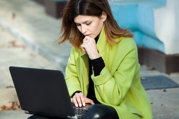 attraente imprenditrice utilizzando computer portatile durante una pausa