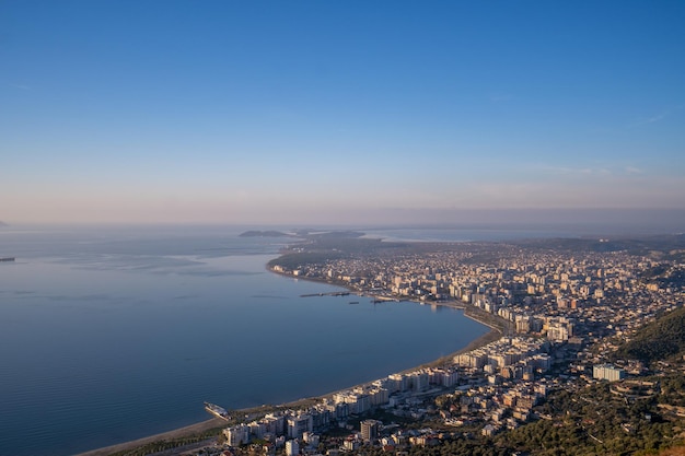 Attraente paesaggio urbano primaverile della città di Valona dalla fortezza di Kanines accattivante vista mattutina di adria