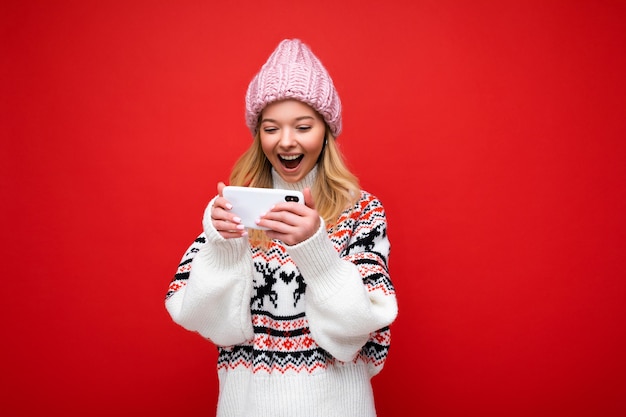 attraente pazza stupita sorpresa giovane donna che indossa abiti casual ed eleganti