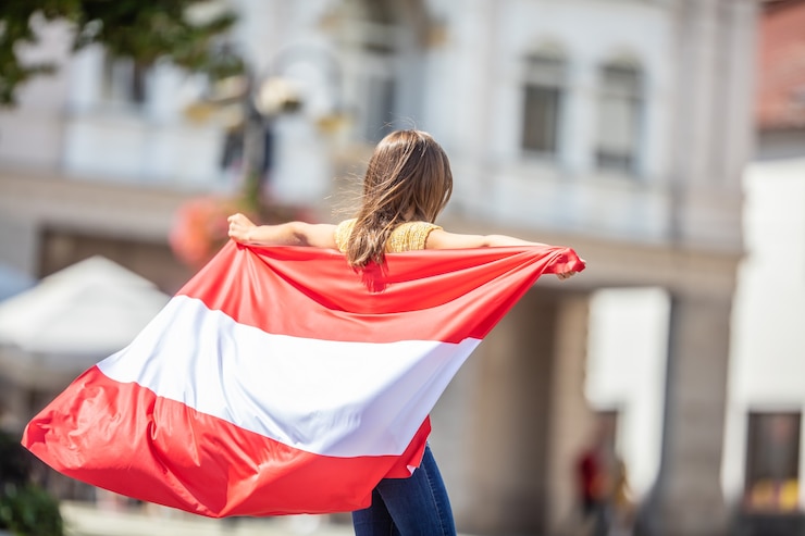 Foto attraente ragazza felice con la bandiera dell'austria.