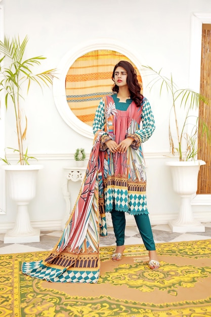 Attraente ragazza pakistana che indossa Shalwar Kameez