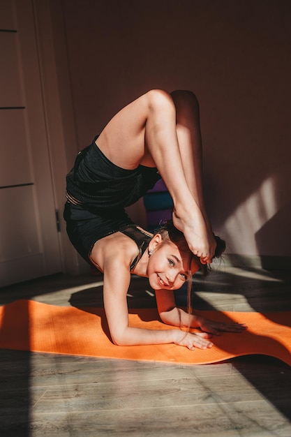 attraente ragazza sportiva che fa allenamento a casa