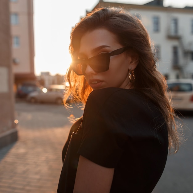 Attraente ragazza urbana in una passeggiata in una giornata di sole.