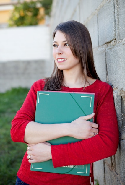 Attraente studentessa alla moda fuori