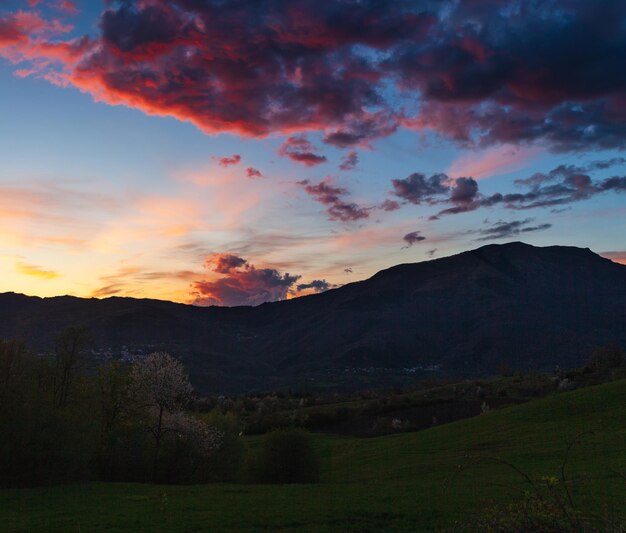 Attraente tramonto colorato con cielo nuvoloso nella zona rurale di Reggio Emilia Italia