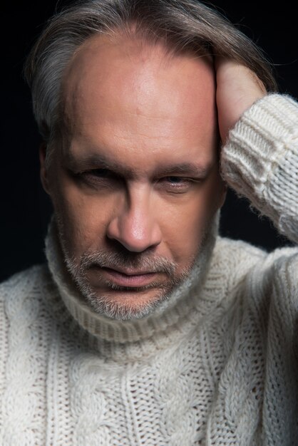 attraente uomo maturo con la barba su sfondo semplice che indossa casual