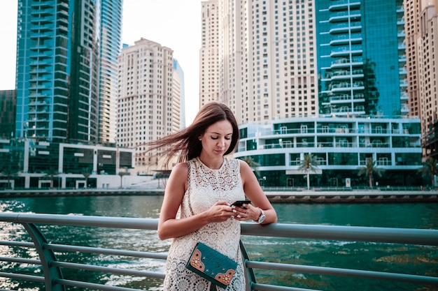 Attraente viaggiatore femminile che condivide le foto del viaggio