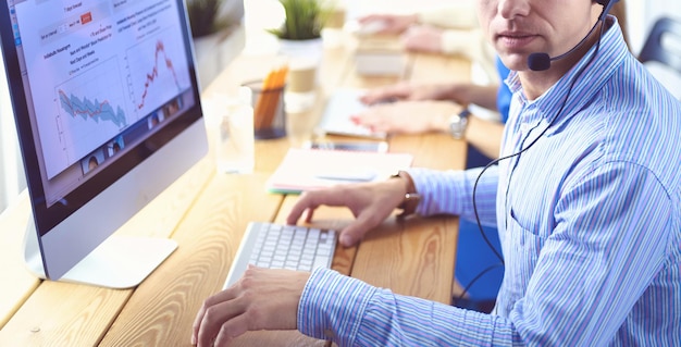 Attraenti giovani imprenditori e colleghi positivi in un ufficio di call center.