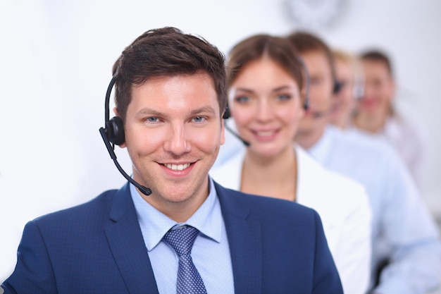 Attraenti giovani imprenditori e colleghi positivi sorridenti in un ufficio di call center