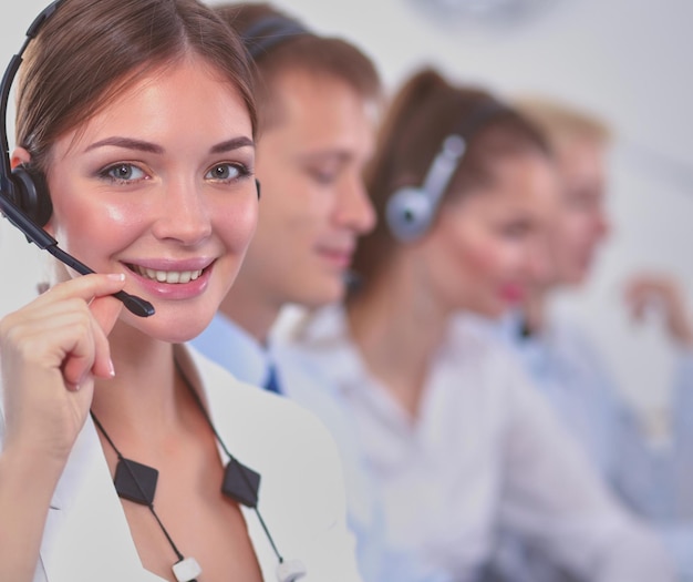 Attraenti giovani imprenditori e colleghi positivi sorridenti in un ufficio di call center