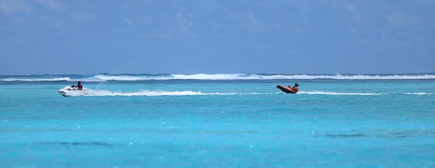 attrazione acquatica, cavalcando un divano gonfiabile