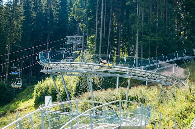 Attrazione estrema nel concetto di viaggio estivo in montagna