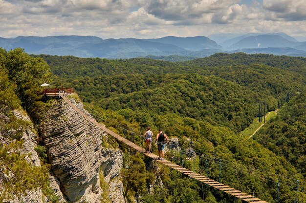 Attrazione nelle rocce una passeggiata lungo le scale su un profondo abisso copia spazio