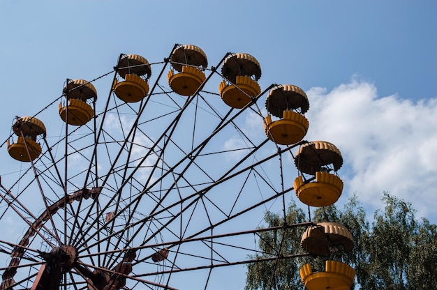 Attrazione radioattiva di metallo abbandonata in un parco di divertimenti nella città di Pripyat Chernobyl, zona di esclusione