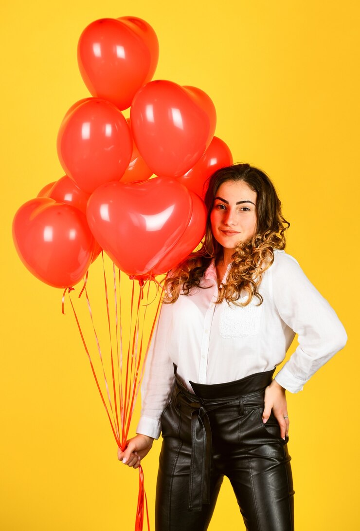 Foto attrazione segreta. regalo del mazzo della mongolfiera della donna. 14 febbraio vacanza preferita. sorprendere con amore. palloncino ad elio per la festa. buon san valentino. la ragazza ha il palloncino del cuore da san valentino. amore e gioia.