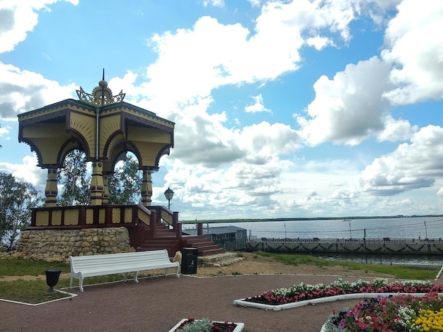 Attrazione turistica Pavilion Green sull'argine della Dvina settentrionale. Città di Arkhangelsk,