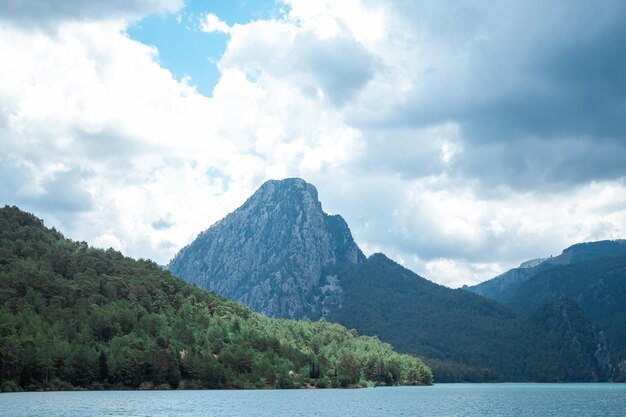 Attrazione turistica popolare bellissima vista sulla natura con fiordo e montagne nell'acqua Spazio per la copia della natura artistica