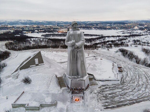 Attrazioni della città Vista del Monumento ai Difensori dell'Artico il simbolo principale della città in un breve giorno d'inverno vista aerea dall'alto